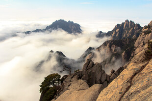 黄山云海中的壮丽山峰