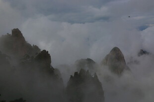 云雾缭绕的壮丽山峰