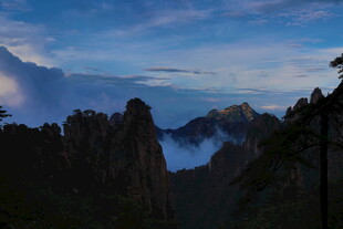 黄山云海壮丽山景图