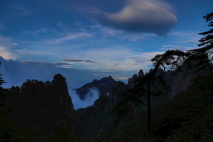 黄山暮色中的壮美山景