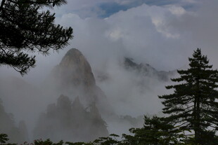 云雾缭绕中的巍峨山峰