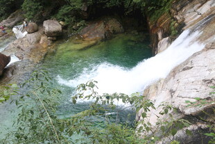 山间飞瀑下的碧绿潭水