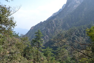 山林间的巍峨山峰景色