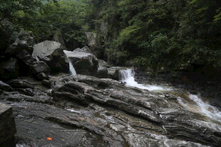 山间溪流瀑布岩石景观