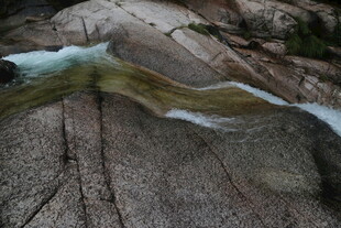 山间石上流淌的清澈溪流