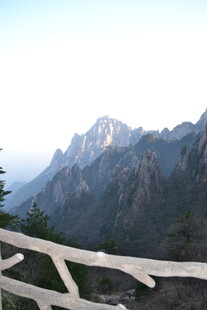 山间木栏外的壮丽山景