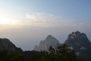 壮丽山景日出时分