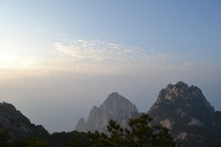壮丽山景日出时分