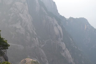 巍峨险峻的壮丽山景