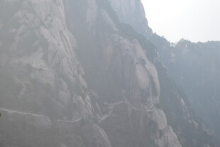 巍峨壮观的险峻山峰