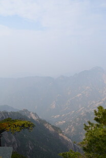 山峦云雾间的自然景致