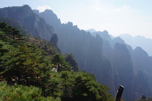 壮丽山景 绿意点缀