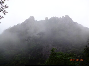 云雾缭绕的山峦美景