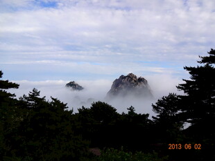 云雾缭绕的壮美山峦