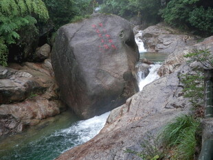 山间溪流巨石自然美景