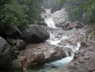 山间溪流瀑布自然美景