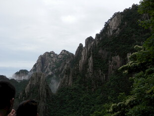 峻峭山峦覆绿植