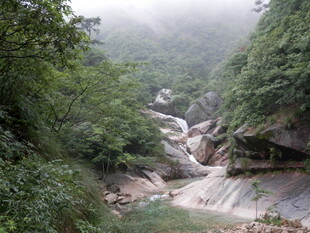 山林间的清幽溪流瀑布