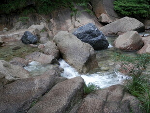 山间溪流穿岩石