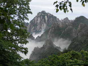 云雾缭绕的壮美山峦