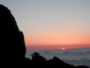 日出时分的壮丽山景