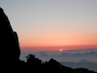 日出云海间的壮美山景