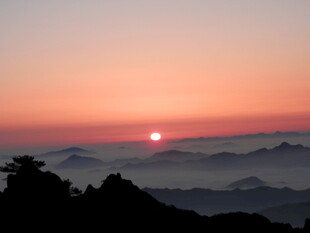 日出东方群山间壮丽景色