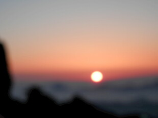 日出时分的壮丽天际线