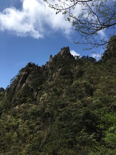 青山蓝天间的秀丽山景
