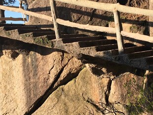 山间木栏与嶙峋岩石