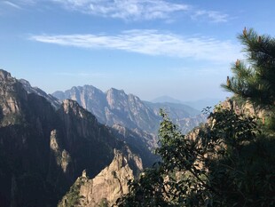 壮丽山景 蓝天之下的巍峨山峦