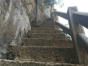 山间石阶 古朴自然景致