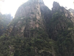 巍峨险峻的壮丽山峰