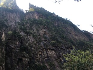 巍峨险峻的陡峭山峰