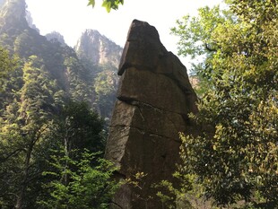 山林中的奇特巨石