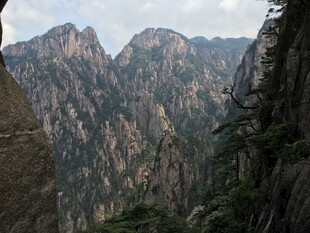 壮丽巍峨的高山景色