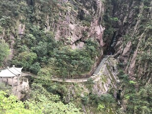 山间悬索桥 景致独特