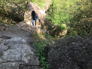 山间徒步者穿行于岩石间
