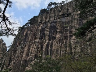 陡峭岩壁 尽显自然奇观