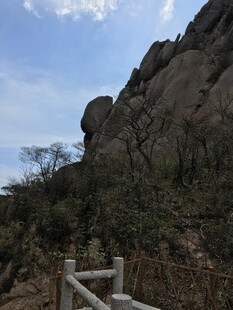 山间栈道旁的嶙峋山石