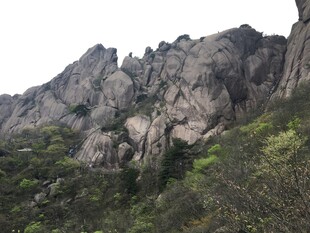 巍峨嶙峋的壮丽山景