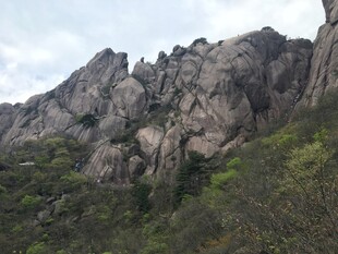 巍峨嶙峋的壮丽山峰