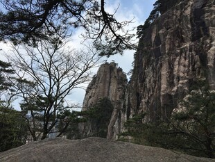 山间景致 嶙峋怪石与树木