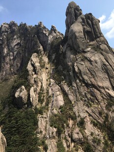 巍峨嶙峋的壮丽山峰