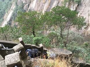 山间古迹处的静谧景象