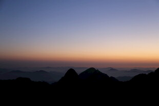 日出时分的山峦剪影
