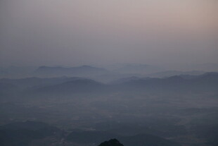 山间晨雾弥漫的朦胧美景