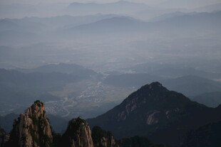 山巅远眺朦胧山川景色
