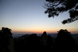 日落时分的山林美景