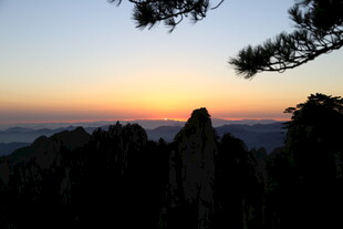 黄山日出时的壮丽山景